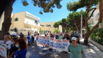 Από τη χτεσινή πορεία στους δρόμους του νησιού