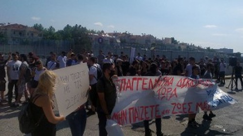 Από παλιότερη κινητοποίηση των φοιτητών του ΠΑΔΑ για τα επαγγελματικά δικαιώματα, στο υπουργείο Παιδείας