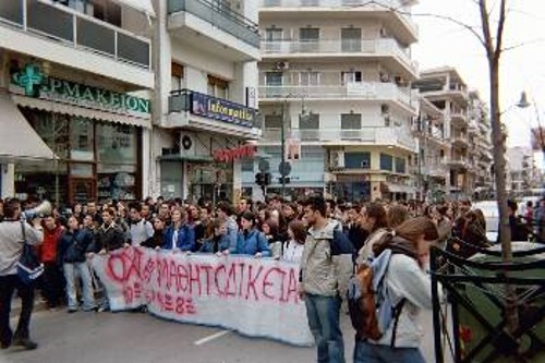 Από τη χτεσινή δυναμική μαθητική κινητοποίηση στη Λάρισα