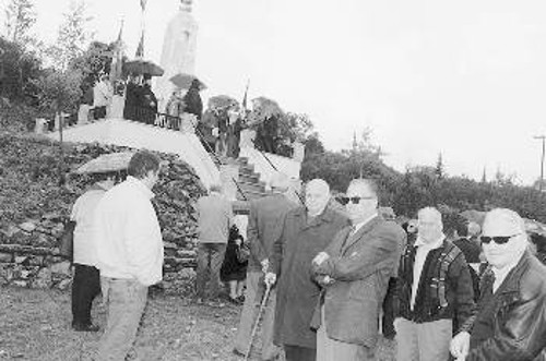 Παρά την κακοκαιρία, αρκετοί ήταν οι αντιστασιακοί που συμμετείχαν στην εκδήλωση στο Μονοδένδρι.(Φωτο: Γιώργος Λιονάκης)