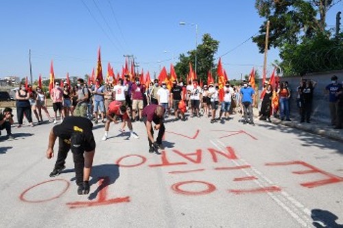 Από διαμαρτυρία της ΚΝΕ έξω από την 110 Πτέρυγα Μάχης στη Λάρισα