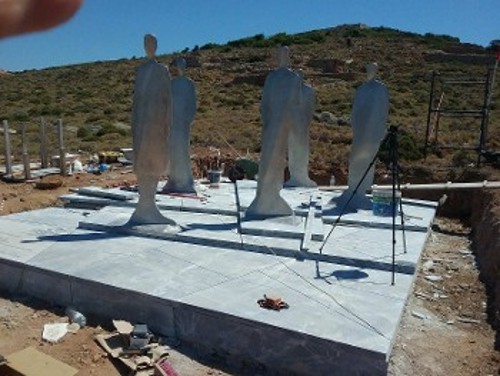 Από τις εργασίες για την εγκατάσταση του Μνημείου στον ιστορικό τόπο της Μακρονήσου