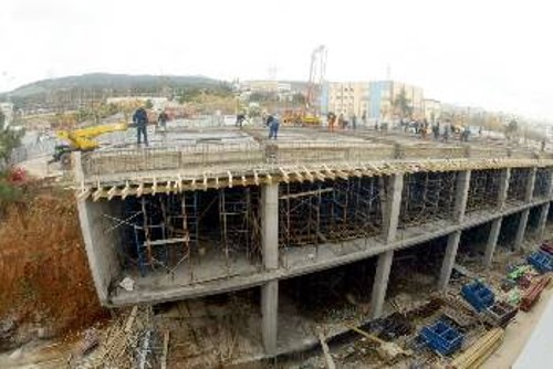 Αφθονο χρήμα στις τσέπες των εργολάβων και πολύ αίμα εργαζομένων για να τελειώσουν έγκαιρα τα Ολυμπιακά έργα...
