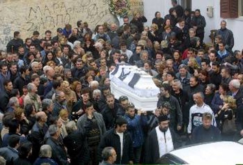 Στιγμιότυπο από την κηδεία του δολοφονημένου Ηρακλή Μαραγκάκη