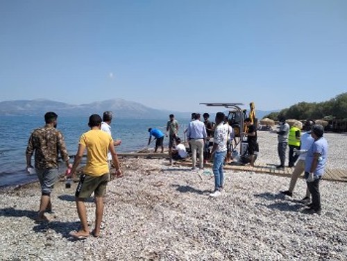 Οι πρόσφυγες της δομής στη Μαλακάσα χρησιμοποιήθηκαν για καθαρισμό παραλίας