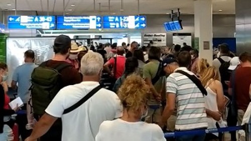 Αποκαλυπτική η φωτογραφία που έστειλε στο «902.gr» επιβάτης της πτήσης Σαντορίνη - Αθήνα