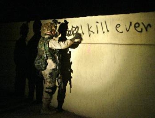 «Θα σκοτώσουμε κάθε Αμερικάνο στρατιώτη» έγραφε το σύνθημα της αντίστασης στον τοίχο και ο κατοχικός στρατιώτης που έχει βγει για βραδινή περιπολία βιάζεται να το σβήσει...