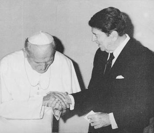Συνάντηση Ρήγκαν - πάπα Ιωάννη Παύλου Β'. Στις μεταξύ τους συνομιλίες συμφώνησαν να αναλάβουν μια παράνομη εκστρατεία, «για να επιταχύνουν τη διάλυση της κομμουνιστικής αυτοκρατορίας», σύμφωνα με το «ΤΙΜΕ»