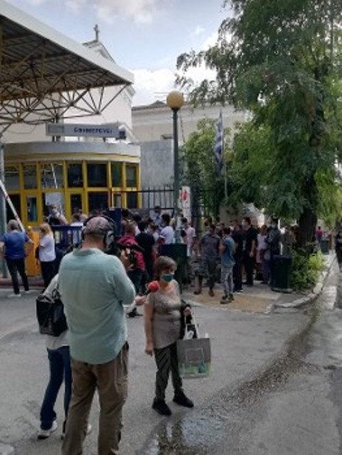 Μέχρι έξω από το νοσοκομείο έφτανε χτες η ουρά των ασθενών στον «Ευαγγελισμό»