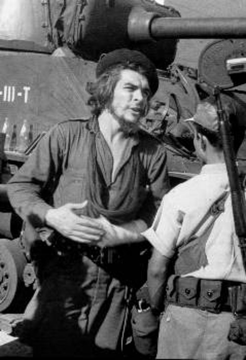 Ο Τσε μπροστά σ' ένα τανκ στο στρατόπεδο Λεόνσιο Βιδάλ της Σάντα Κλάρα, τις πρώτες μέρες του Γενάρη του 1959