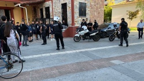 Στο σταθμό του μετρό στον Αγιο Αντώνιο αστυνομικοί κάνουν προληπτικούς ελέγχους σε παιδιά
