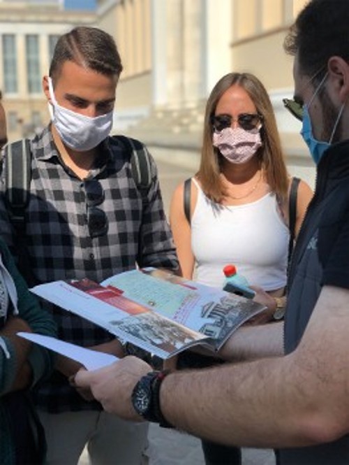 Ιστορικός περίπατος με το βιβλίο στο χέρι