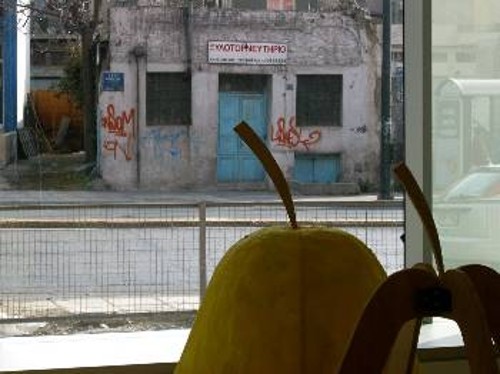 Οπτικό σχόλιο: «Κοίτα έξω 2». Χ. Δ.