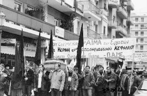 Κουβαλώντας συμβολικά το φέρετρο του νεκρού συναδέλφου τους οι οικοδόμοι έφτασαν έξω από τη Νομαρχία