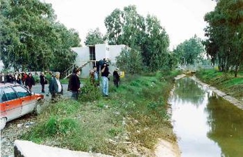 Σε δρόμους και σε ρέματα, όπως αυτό εδώ, καταλήγουν τα περισσότερα λύματα της Ανατολικής Αττικής