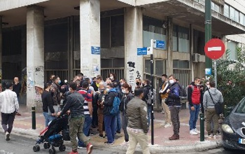 «Πατείς με πατώ σε» στην Υπηρεσία Ναυτικών Μητρώων στον Πειραιά