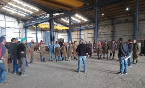 Συζήτηση με τους εργαζόμενους σε κατασκευαστική εταιρεία