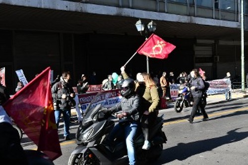 Η μηχανοκίνητη πορεία του Συνδικάτου Επισιτισμού φτάνει στο υπουργείο Εργασίας