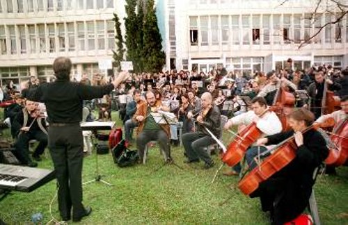 Από παλιότερη συναυλία διαμαρτυρίας μουσικών συμβασιούχων της ΕΡΤ, έξω από το Ραδιομέγαρο