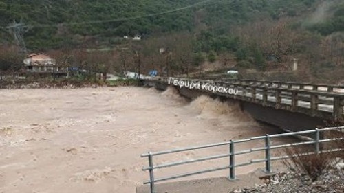 Τα νερά του Αχελώου οριακά κάτω από τη γέφυρα Κοράκου