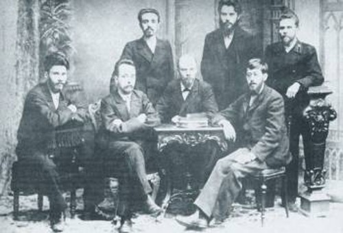 Ο Λένιν με τα μέλη της οργάνωσης «Ενωση πάλης για την απελευθέρωση της εργατικής τάξης» του Πέτερμπουργκ. Ορθιοι (από αριστερά) Μάλτσενκο, Ζαπορόζετς, Βανέεφ. Καθιστοί: Σταρκόφ, Κρζιζανόφσκι, Λένιν, Μάρτοφ