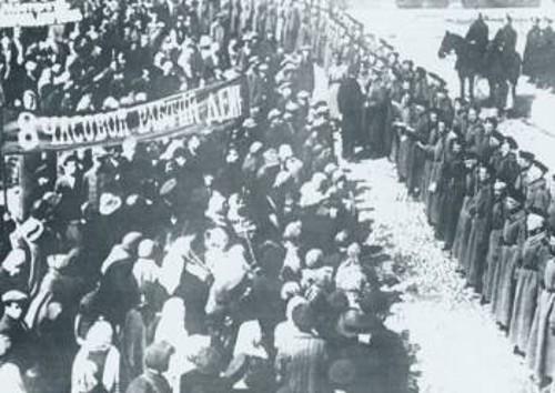 Πετρούπολη. Εργατική διαδήλωση τις μέρες της Επανάστασης του Φλεβάρη 1917. Διακρίνεται το πανό με το αίτημα «8ωρη εργατική μέρα»