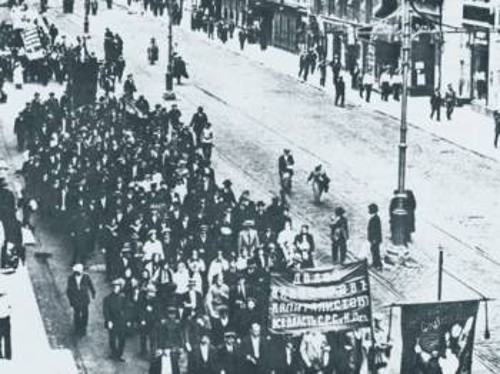 Τμήμα της διαδήλωσης της 18 Ιούνη 1917 στην Πετρούπολη. Η διαδήλωση ήταν άριστα οργανωμένη και ειρηνική