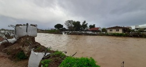 Λίγη βροχή αρκεί για να ξυπνήσει πάλι ο εφιάλτης. Πρόχειρα «οχυρώματα» παρασύρθηκαν κι αυτά