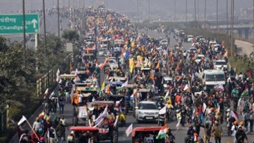Μαζικά αγρότες διαμαρτύρονται στην πρωτεύουσα Νέο Δελχί
