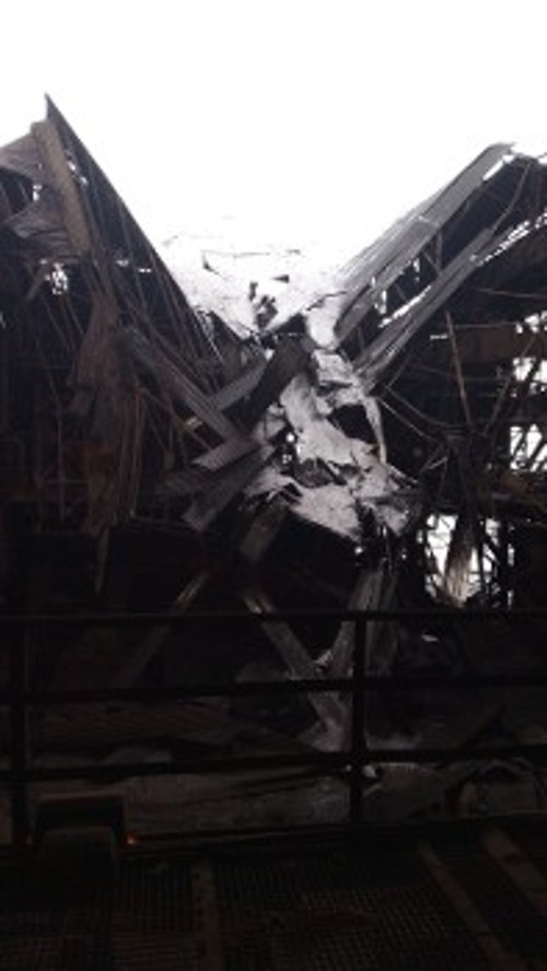 Η οροφή τμήματος του εργοστασίου πεσμένη από το βάρος του χιονιού