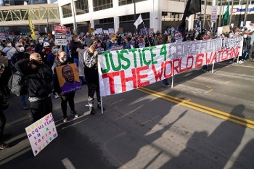 Από τις χτεσινές διαδηλώσεις στη Μινεάπολις