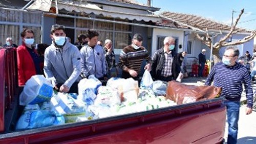 Το Εργατικό Κέντρο Λάρισας συγκέντρωσε και παρέδωσε είδη πρώτης ανάγκης στους σεισμόπληκτους ως ένα δείγμα άμεσης λαϊκής αλληλεγγύης