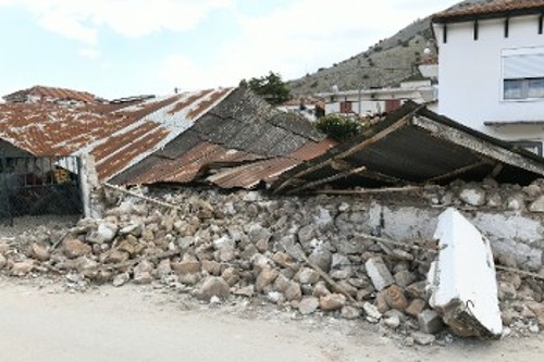 Σε πολλά χωριά της Ελασσόνας δεν έχουν απομακρυνθεί ούτε τα μπάζα από κατεστραμμένα σπίτια και οικήματα