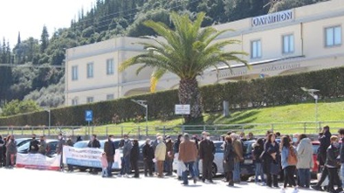 Συγκέντρωση έξω από ιδιωτική κλινική στην Πάτρα