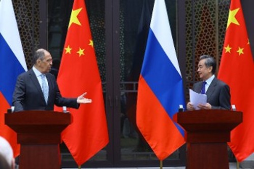 Η όξυνση του ανταγωνισμού με τις ΗΠΑ δημιουργεί έδαφος για την ενίσχυση των σχέσεων Κίνας - Ρωσίας, αμβλύνοντας τις μεταξύ τους αντιθέσεις