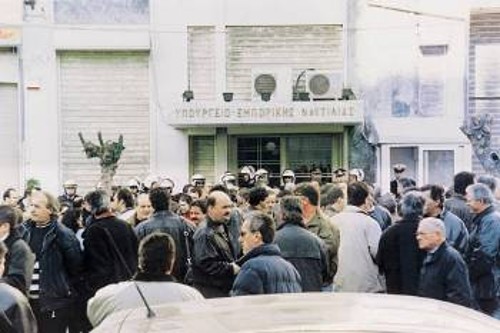 Ανεργοι του Ποταμιάνου έξω από το υπουργείο Ναυτιλίας