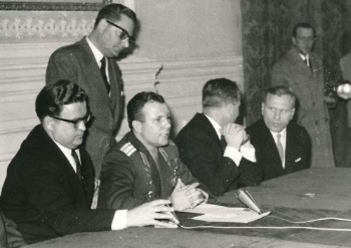 Στιγμιότυπο από τη συνέντευξη Τύπου του Γκαγκάριν σε αθηναϊκό ξενοδοχείο