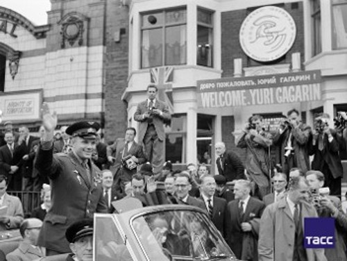 Το 1961, ο ψυχρός πόλεμος κατά της Σοβιετικής Ενωσης και των άλλων σοσιαλιστικών χωρών είχε προ πολλού εδραιωθεί. Ο σοσιαλισμός κατηγορούνταν ως καθυστέρηση και απανθρωπιά. Ο νεαρός γελαστός αξιωματικός του Κόκκινου Στρατού δεν ταίριαζε σε αυτή την καρικατούρα. Με λαϊκή απαίτηση και παρά την ψυχρολουσία από τη νέα πρωτιά της ΕΣΣΔ στο Διάστημα, οι καπιταλιστικές χώρες αναγκάστηκαν να υποδεχτούν τον Γκαγκάριν και να του αποδώσουν τιμές. Εδώ η αυτοκινητοπομπή στους δρόμους του Λονδίνου