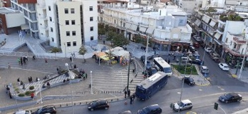 Εικόνα χτες το απόγευμα στην κεντρική πλατεία... Στη σειρά τα περιπολικά και οι κλούβες, δίπλα οι πάνοπλοι αστυνομικοί