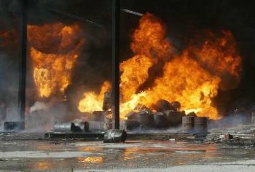 Τέτοιες καταστάσεις όπως το Φλεβάρη του 2004 στο εργοστάσιο «ΔΙΑΝΑ» (φωτό), φοβούνται πως θα ξαναζήσουν εργαζόμενοι και κάτοικοι της Θεσσαλονίκης