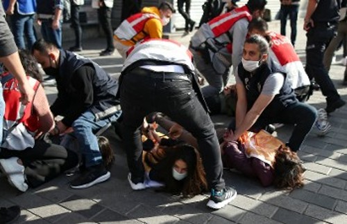 Στιγμιότυπο από τις συλλήψεις διαδηλωτριών στην Κωνσταντινούπολη