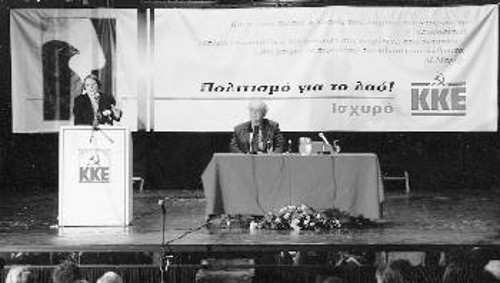 Στο βήμα της εκδήλωσης η Αλέκα Παπαρήγα μαζί με τον Κώστα Καζάκο, επικεφαλής του ψηφοδελτίου επικρατείας του ΚΚΕ