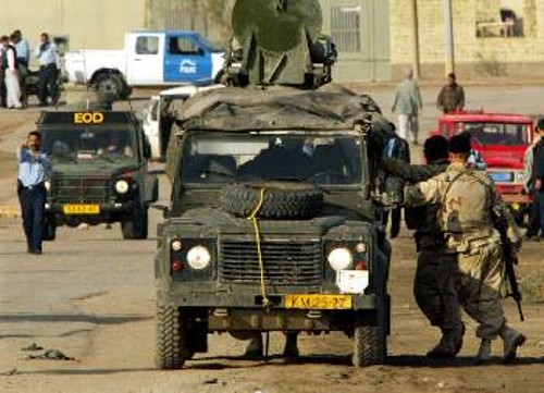 Ολλανδοί των κατοχικών δυνάμεων αποκλείουν την περιοχή που κτυπήθηκε με όλμο της ιρακινής αντίστασης, ενάντια στους Ιάπωνες