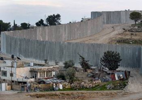 Σε οκτώ μέτρα ύψος κτίζεται το «τείχος»