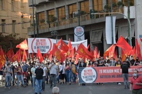 Μια από τις προσυγκεντρώσεις φτάνει στο χώρο της συγκέντρωσης