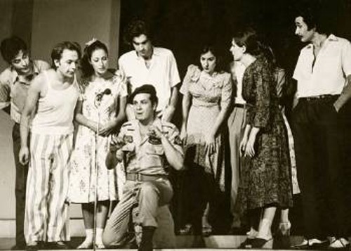 Μεταξύ των δεκάδων θιάσων, που στέγασε το «Καλουτά», ήταν και ο επιθεωρησιακά «ριζοσπαστικός», στα χρόνια της χούντας, θίασος «Ελεύθερο Θέατρο». Η φωτογραφία είναι από την επιθεώρηση «Το τραμ το τελευταίο», που ανέβασε το 1977, στο «Καλουτά»