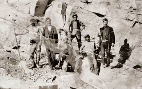 Στα νταμάρια, εργάτες στην εξόρυξη του ψαμμόλιθου με πρωτόγονα μέσα