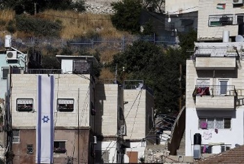 Στην κορυφή κτιρίων που καταλαμβάνουν Εβραίοι έποικοι, διώχνοντας τις οικογένειες Παλαιστινίων, συχνά στήνονται φυλάκια στρατιωτικού τύπου...