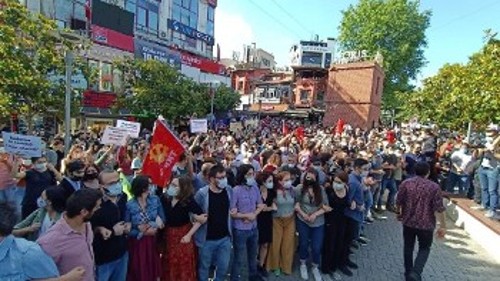 Από πρόσφατη διαδήλωση του Κομμουνιστικού Κόμματος και της Κομμουνιστικής Νεολαίας Τουρκίας στη συνοικία Μπεσίκτας στην Κωνσταντινούπολη