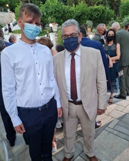 Ο Δημήτρης Κουτσούμπας με τον μαθητή από τη Ναύπακτο